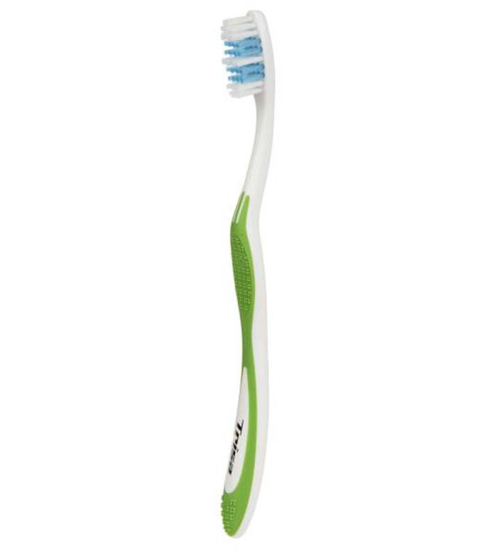 مسواک فوکوس با برس نرم  با محافظ ارسال با رنگ رندوم Trisa Focus Soft Toothbrush
